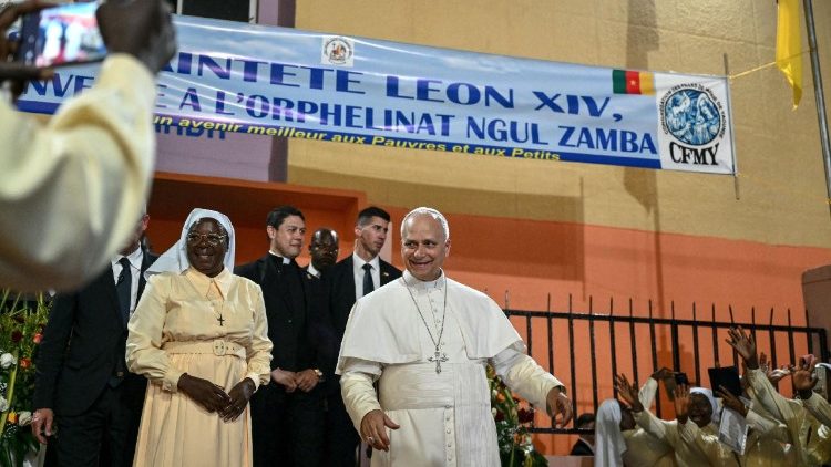 El Papa es recibido en el Orfanato por la Superiora General de las Hijas de Mar&iacute;a de Yaund&eacute;