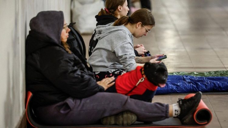 Pessoas se abrigam dentro de uma esta&ccedil;&atilde;o de metr&ocirc; durante um alerta de ataque a&eacute;reo ap&oacute;s um ataque russo com m&iacute;sseis e drones, em Kiev, Ucr&acirc;nia, em 15 de abril de 2026. REUTERS/Alina Smutko