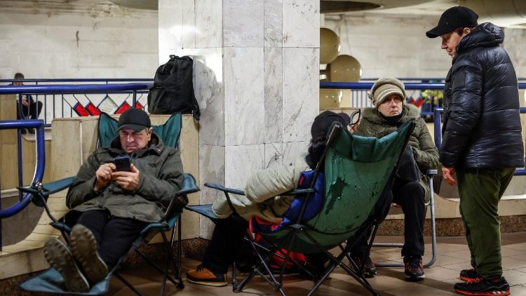 Pessoas se abrigam dentro de uma esta&ccedil;&atilde;o de metr&ocirc; durante um alerta de ataque a&eacute;reo ap&oacute;s um ataque russo com m&iacute;sseis e drones, em Kiev, Ucr&acirc;nia, em 15 de abril de 2026. REUTERS/Alina Smutko