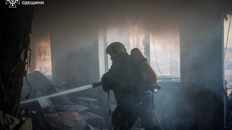 Um socorrista trabalha no local de um pr&eacute;dio de apartamentos atingido por um ataque de drone russo, em meio ao ataque da R&uacute;ssia &agrave; Ucr&acirc;nia, em Odessa, Ucr&acirc;nia, 15 de abril de 2026. Servi&ccedil;o de imprensa do Servi&ccedil;o Estatal de Emerg&ecirc;ncia da Ucr&acirc;nia na regi&atilde;o de Odessa/Divulga&ccedil;&atilde;o via REUTERS