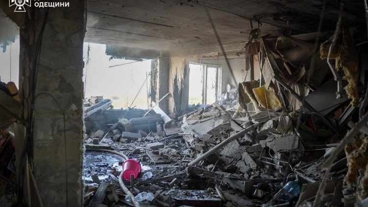 Interior de um apartamento danificado em um pr&eacute;dio atingido por um ataque de drone russo, em meio ao ataque da R&uacute;ssia &agrave; Ucr&acirc;nia, em Odessa, Ucr&acirc;nia, 15 de abril de 2026.  Press service of the State Emergency Service of Ukraine in Odesa region/Handout via REUTERS