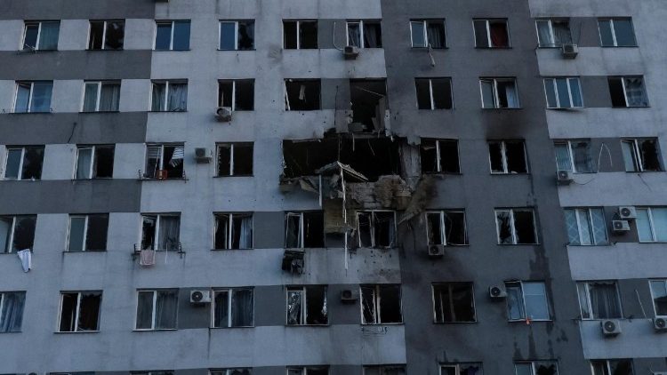 Um pr&eacute;dio de apartamentos atingido por um ataque de drone russo, em meio ao ataque da R&uacute;ssia &agrave; Ucr&acirc;nia, em Odessa, Ucr&acirc;nia, em 15 de abril de 2026. REUTERS/Nina Liashonok