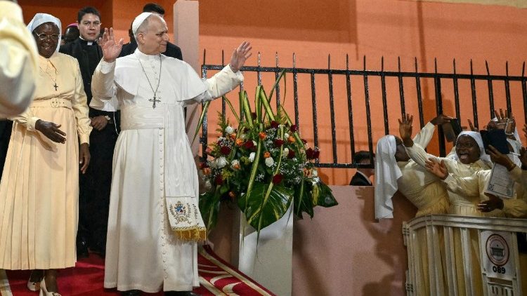 Leó pápa a Ngul Zamba árvaházban Kamerun fővárosában