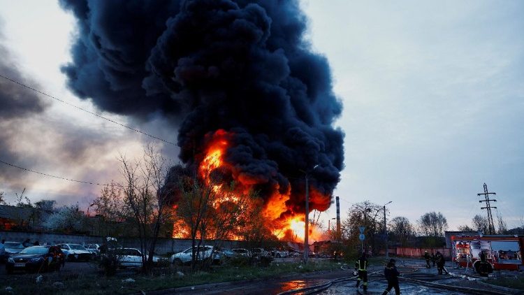 Bombeiros trabalham no local de um ataque de m&iacute;ssil russo, em meio ao ataque da R&uacute;ssia &agrave; Ucr&acirc;nia, em Kiev, Ucr&acirc;nia, 16 de abril de 2026. REUTERS/Valentyn Ogirenko