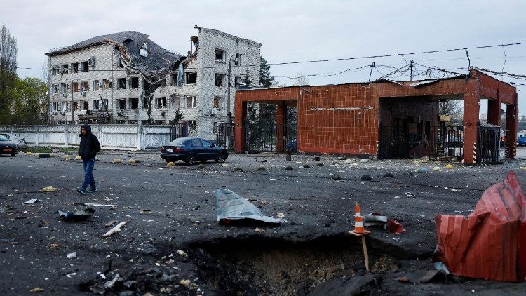Um morador caminha ao lado de uma cratera que surgiu ap&oacute;s um ataque de m&iacute;ssil russo, em meio ao ataque da R&uacute;ssia &agrave; Ucr&acirc;nia, em Kiev, Ucr&acirc;nia, 16 de abril de 2026. REUTERS/Valentyn Ogirenko