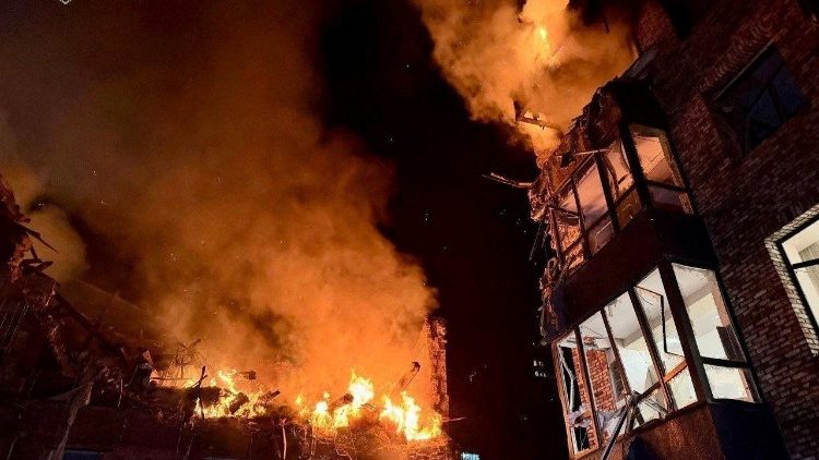 Fogo e fuma&ccedil;a se elevam de pr&eacute;dios residenciais atingidos por um ataque de m&iacute;ssil e drone russo, em meio ao ataque da R&uacute;ssia &agrave; Ucr&acirc;nia, em Dnipro, Ucr&acirc;nia, nesta imagem divulgada em 16 de abril de 2026. Administra&ccedil;&atilde;o Militar Regional de Dnipro via Telegram/Divulga&ccedil;&atilde;o via REUTERS