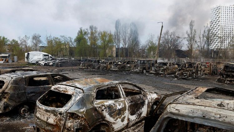 Ve&iacute;culos danificados no local de uma concession&aacute;ria de autom&oacute;veis, em meio ao ataque da R&uacute;ssia &agrave; Ucr&acirc;nia, em Kiev, Ucr&acirc;nia, 16 de abril de 2026. REUTERS/Valentyn Ogirenko