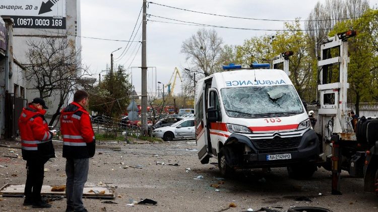 Param&eacute;dicos ao lado de uma ambul&acirc;ncia danificada durante um ataque com m&iacute;ssil russo, em meio ao ataque da R&uacute;ssia &agrave; Ucr&acirc;nia, em Kiev, Ucr&acirc;nia, 16 de abril de 2026. REUTERS/Valentyn Ogirenko