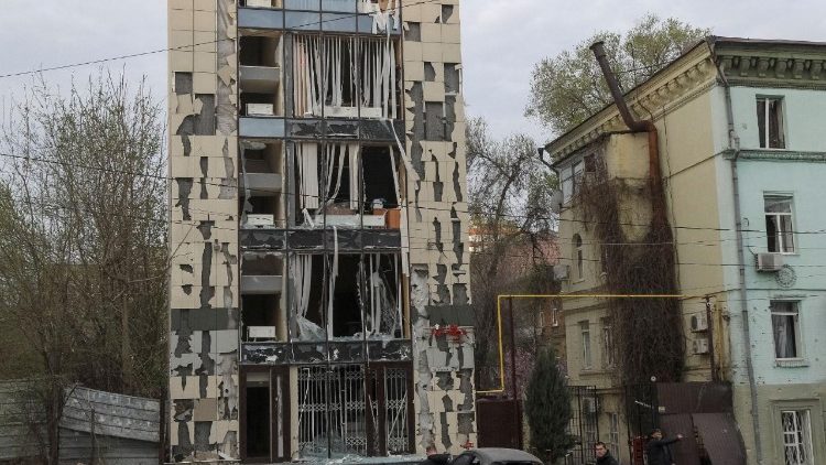 Moradores observam pr&eacute;dios de apartamentos atingidos por um ataque de m&iacute;ssil e drone russo, em meio ao ataque da R&uacute;ssia &agrave; Ucr&acirc;nia, em Dnipro, Ucr&acirc;nia, em 16 de abril de 2026. REUTERS/Stringer