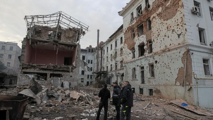 Moradores observam pr&eacute;dios de apartamentos atingidos por um ataque de m&iacute;ssil e drone russo, em meio ao ataque da R&uacute;ssia &agrave; Ucr&acirc;nia, em Dnipro, Ucr&acirc;nia, em 16 de abril de 2026. REUTERS/Stringer