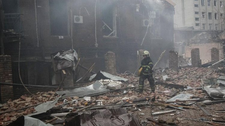 Um socorrista trabalha em um local onde pr&eacute;dios de apartamentos foram atingidos por um ataque de m&iacute;ssil e drone russo, em meio ao ataque da R&uacute;ssia &agrave; Ucr&acirc;nia, em Dnipro, Ucr&acirc;nia, em 16 de abril de 2026. REUTERS/Stringer