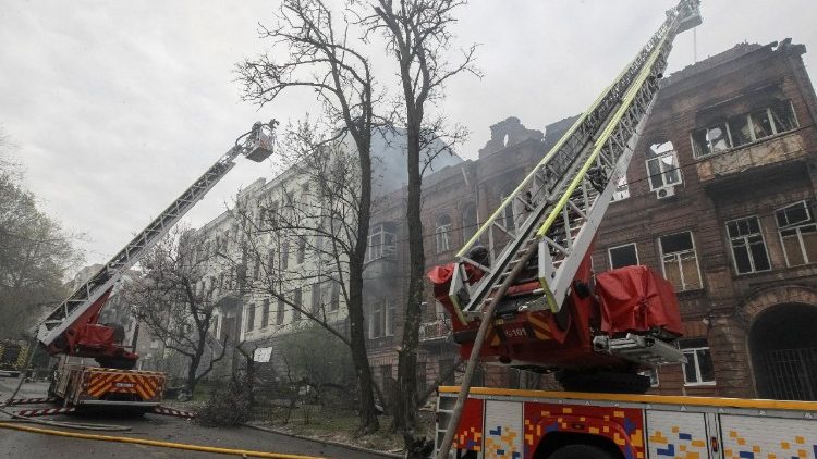 Bombeiros trabalham em um local ap&oacute;s um ataque russo em Kiev, em 16 de abril de 2026, em meio &agrave; invas&atilde;o russa da Ucr&acirc;nia. Ataques russos mataram pelo menos 12 pessoas na Ucr&acirc;nia, disseram autoridades locais em 16 de abril, depois que Moscou bombardeou seu vizinho em ataques noturnos. (Foto de Genya SAVILOV / AFP)