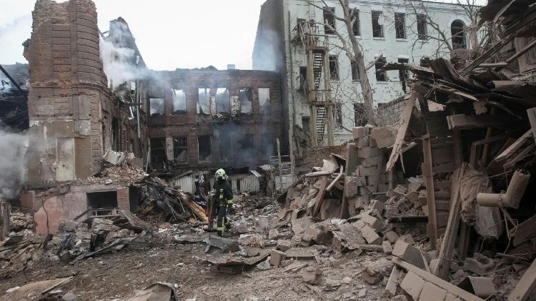 Um socorrista trabalha em um local onde pr&eacute;dios de apartamentos foram atingidos por um ataque de m&iacute;ssil e drone russo, em meio ao ataque da R&uacute;ssia &agrave; Ucr&acirc;nia, em Dnipro, Ucr&acirc;nia, em 16 de abril de 2026. REUTERS/Stringer