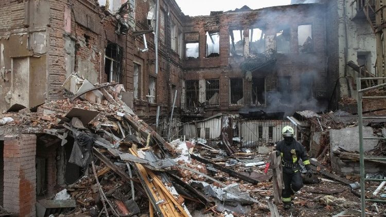 Um socorrista trabalha em um local onde pr&eacute;dios de apartamentos foram atingidos por um ataque de m&iacute;ssil e drone russo, em meio ao ataque da R&uacute;ssia &agrave; Ucr&acirc;nia, em Dnipro, Ucr&acirc;nia, em 16 de abril de 2026. REUTERS/Stringer