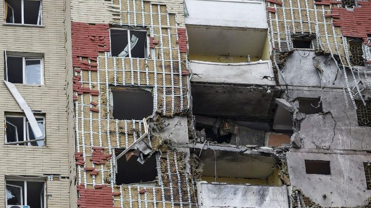 Pr&eacute;dio residencial danificado durante ataque de drone russo, em meio ao ataque da R&uacute;ssia &agrave; Ucr&acirc;nia, em Kiev, Ucr&acirc;nia, 16 de abril de 2026. REUTERS/Alina Smutko