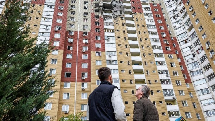 Moradores observam um pr&eacute;dio residencial danificado durante um ataque de drone russo, em meio ao ataque da R&uacute;ssia &agrave; Ucr&acirc;nia, em Kiev, Ucr&acirc;nia, em 16 de abril de 2026. REUTERS/Alina Smutko