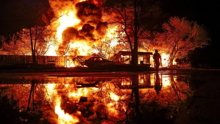 Um bombeiro trabalha no local de um armaz&eacute;m de materiais recicl&aacute;veis ​​atingido por um ataque de m&iacute;ssil russo, em meio ao ataque da R&uacute;ssia &agrave; Ucr&acirc;nia, em Kiev, Ucr&acirc;nia, em 16 de abril de 2026. REUTERS/Valentyn Ogirenko