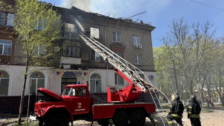 Equipes de resgate trabalham no local de um pr&eacute;dio de apartamentos atingido por um ataque de drone russo, em meio ao ataque da R&uacute;ssia &agrave; Ucr&acirc;nia, em Zaporizhzhia, Ucr&acirc;nia, em 17 de abril de 2026. Foto tirada com um celular. REUTERS/Stringer