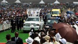 कैमरून के दौला शहर में ख्रीस्तयाग समारोह के लिये सन्त पापा लियो का आगमन