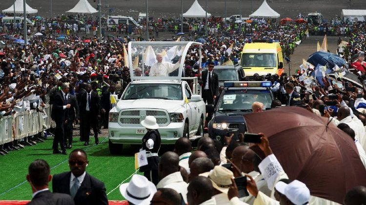 कैमरून के दौला शहर में ख्रीस्तयाग समारोह के लिये सन्त पापा लियो का आगमन