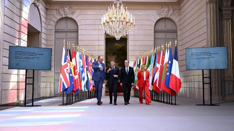 Il presidente francese Macron, accompagnato dal primo ministro italiano Meloni, dal premier britannico Starmer e dal cancelliere tedesco Merz, all'Eliseo