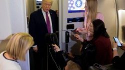 Il presidente degli Stati Uniti parla con i cronisti a bordo dell'Air Force One