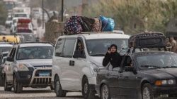 Sfollati libanesi tentano il rientro nelle loro città dopo la tregua (Reuters)