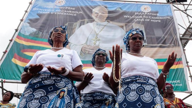 Mulheres rezando durante a missa