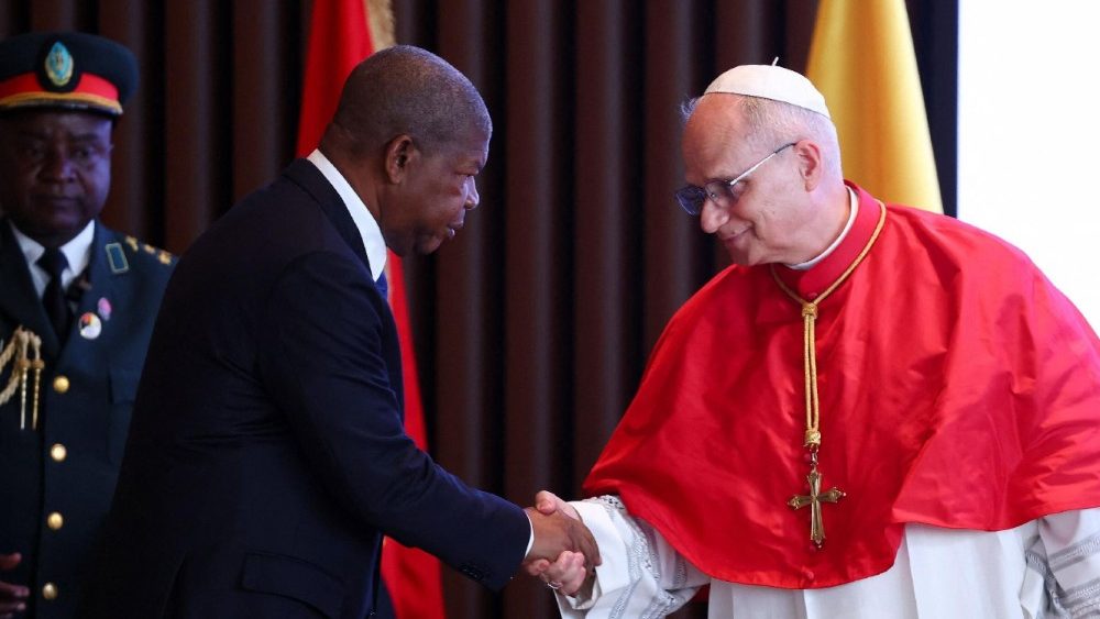 Сустрэча з істэблішментам Анголы