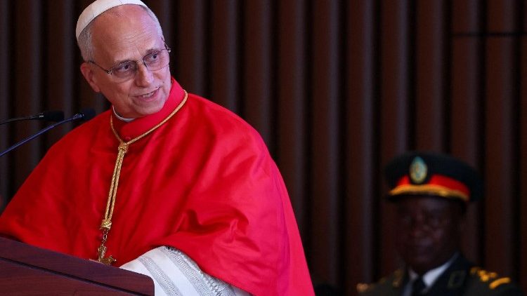Papa Leon al XIV-lea în Angola, la Luanda, rostind discursul la întâlnirea cu autoritățile, membrii corpului diplomatic și reprezentanți ai societății civine (sâmbătă, 18 aprilie 2026)