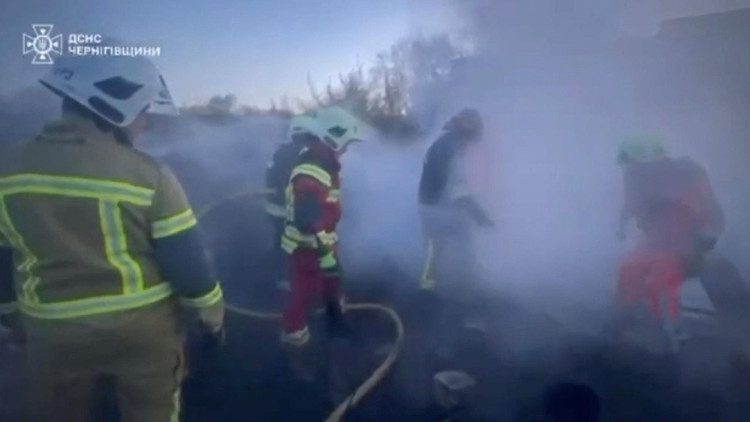 Bombeiros trabalham no local de um ataque de drone russo, em meio ao ataque da R&uacute;ssia &agrave; Ucr&acirc;nia, em uma localidade identificada como Chernihiv, Ucr&acirc;nia, nesta captura de tela de um v&iacute;deo divulgado em abril.