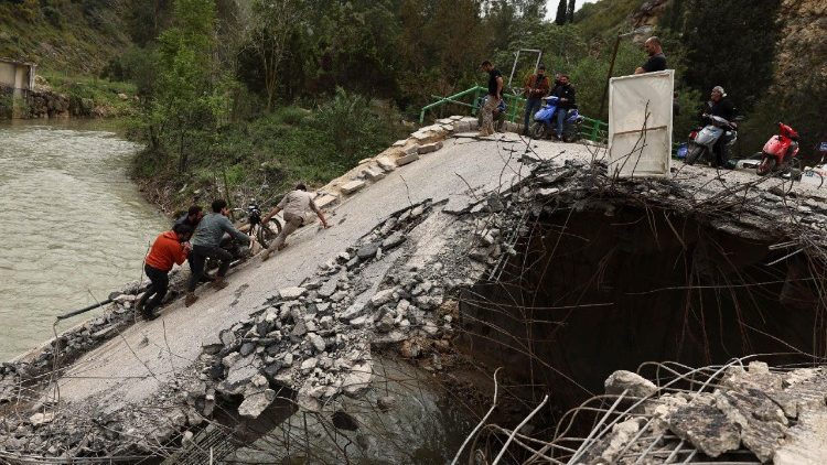 Zrarieh, in Libano. La distruzione di un ponte