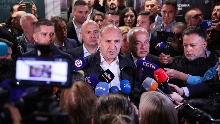 Radev ha ottenuto il 44,58% dei voti, assicurando una maggioranza assoluta alla sua coalizione “Bulgaria Progressista”