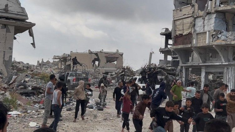 Scontri tra miliziani palestinesi e truppe israeliane a Khan Yunis, nella Striscia di Gaza (Reuters)