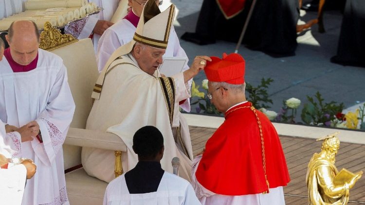 ಸೆಪ್ಟೆಂಬರ್ 30, 2023 ರಂದು ಜಗದ್ಗುರು XIVನೇ ಲಿಯೋರವರು  (ಆಗ ಕಾರ್ಡಿನಲ್ ರಾಬರ್ಟ್ ಪ್ರೆವೋಸ್ಟ್) ದಿವಂಗತ ಜಗದ್ಗುರು ಫ್ರಾನ್ಸಿಸ್ ರವರಿಂದ ಕೆಂಪು ಟೋಪಿಯನ್ನು ಸ್ವೀಕರಿಸುತ್ತಾರೆ