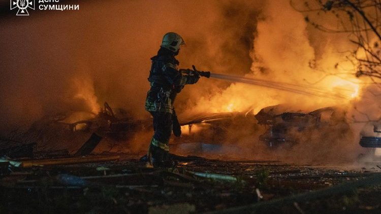 B Bombeiros apagam inc&ecirc;ndios em carros em uma &aacute;rea residencial atingida por ataques de drones russos durante a noite, em meio ao ataque da R&uacute;ssia &agrave; Ucr&acirc;nia, em Sumy, Ucr&acirc;nia, em 21 de abril de 2026. Press service of the State Emergency Service of Ukraine in Sumy region/Handout via REUTERS 