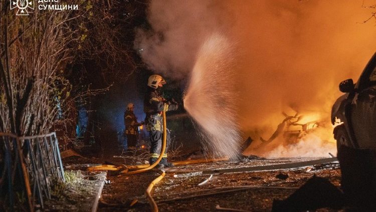  Bombeiros apagam inc&ecirc;ndios em carros em uma &aacute;rea residencial atingida por ataques de drones russos durante a noite, em meio ao ataque da R&uacute;ssia &agrave; Ucr&acirc;nia, em Sumy, Ucr&acirc;nia, em 21 de abril de 2026. Press service of the State Emergency Service of Ukraine in Sumy region/Handout via REUTERS 