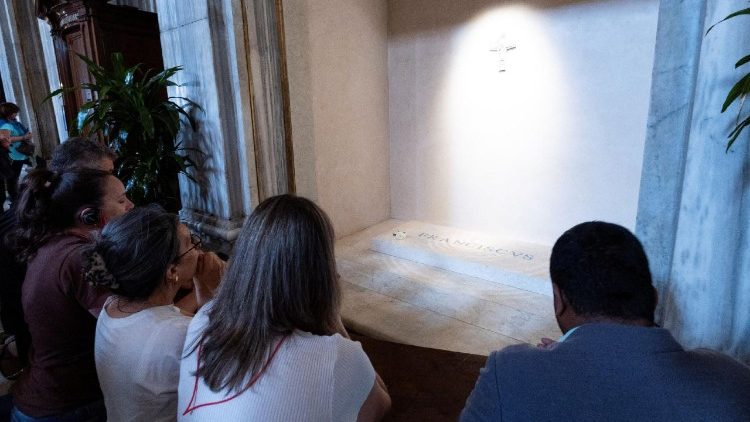 C&aacute;c t&iacute;n hữu viếng mộ phần của Đức Gi&aacute;o ho&agrave;ng Phanxic&ocirc;, ng&agrave;y 21.04.2026.