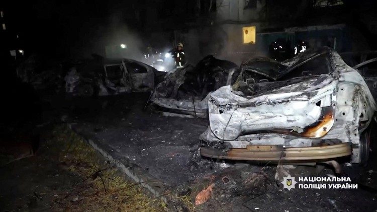 Um bombeiro trabalha em um local atingido por ataques russos, em meio ao ataque da R&uacute;ssia &agrave; Ucr&acirc;nia, em Sumy, Ucr&acirc;nia, nesta imagem capturada de um v&iacute;deo divulgado em 21 de abril de 2026. Pol&iacute;cia Nacional da Ucr&acirc;nia/Divulga&ccedil;&atilde;o via REUTERS
