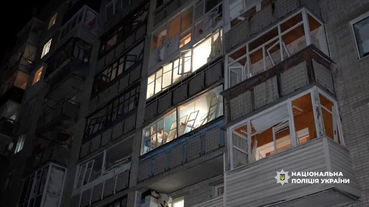 Um pr&eacute;dio danificado ap&oacute;s ataques russos, em meio ao ataque da R&uacute;ssia &agrave; Ucr&acirc;nia, em Sumy, Ucr&acirc;nia, nesta captura de tela de um v&iacute;deo divulgado em 21 de abril de 2026. Pol&iacute;cia Nacional da Ucr&acirc;nia/Divulga&ccedil;&atilde;o via REUTERS