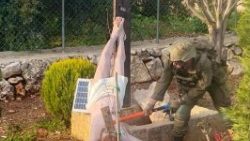 Tượng Chúa Giêsu bị binh sĩ Israel đập phá