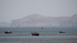 Navi nello stretto di Hormuz, al largo delle coste dell'Oman