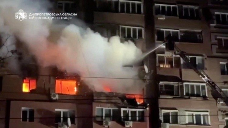 Um bombeiro trabalha para controlar um inc&ecirc;ndio em um pr&eacute;dio de apartamentos danificado em um ataque russo, em meio &agrave; ofensiva da R&uacute;ssia contra a Ucr&acirc;nia, em uma localidade identificada como Dnipro, Ucr&acirc;nia, nesta captura de tela de um v&iacute;deo divulgado em 23 de abril de 2026. Dnipropetrovsk regional military administration/Handout via REUTERS