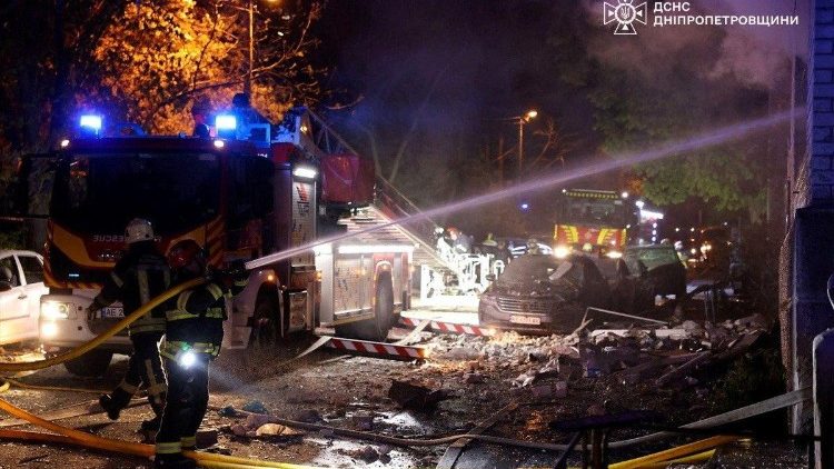 Equipes de resgate trabalham no local de um ataque de drone russo, em meio ao ataque da R&uacute;ssia &agrave; Ucr&acirc;nia, em Dnipro, Ucr&acirc;nia, nesta foto divulgada em 23 de abril de 2026.  Press service of the State Emergency Service of Ukraine in Dnipropetrovsk region/Handout via REUTERS 