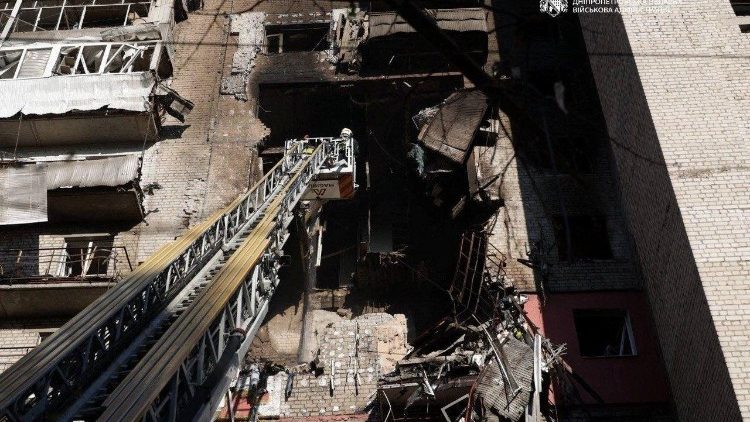 Equipes de resgate trabalham no local de um pr&eacute;dio residencial danificado durante um ataque de drone russo, em meio ao ataque da R&uacute;ssia &agrave; Ucr&acirc;nia, em Dnipro, Ucr&acirc;nia, 23 de abril de 2026. Chefe da Administra&ccedil;&atilde;o Militar Regional de Dnipropetrovsk, Oleksandr Handzha, via Telegram/Divulga&ccedil;&atilde;o via REUTERS.