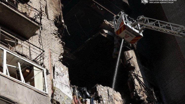 Equipes de resgate trabalham no local de um pr&eacute;dio residencial danificado durante um ataque de drone russo, em meio ao ataque da R&uacute;ssia &agrave; Ucr&acirc;nia, em Dnipro, Ucr&acirc;nia, 23 de abril de 2026. Head of Dnipropetrovsk Regional Military Administration Oleksandr Handzha via Telegram/Handout via REUTERS 