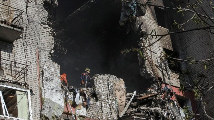 Equipes de resgate trabalham no local de um pr&eacute;dio de apartamentos atingido por um ataque de drone russo, em meio ao ataque da R&uacute;ssia &agrave; Ucr&acirc;nia, em Dnipro, Ucr&acirc;nia, em 23 de abril de 2026. REUTERS/Stringer