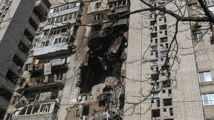 Um pr&eacute;dio de apartamentos atingido por um ataque de drone russo, em meio ao ataque da R&uacute;ssia &agrave; Ucr&acirc;nia, em Dnipro, Ucr&acirc;nia, em 23 de abril de 2026. REUTERS/Stringer