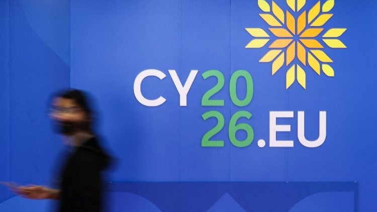 Eine Person geht an einem Logo der zyprischen EU-Ratspräsidentschaft 2026 vorbei, kurz vor einem Gipfeltreffen der Staats- und Regierungschefs der Europäischen Union und regionaler Partner in Nikosia.