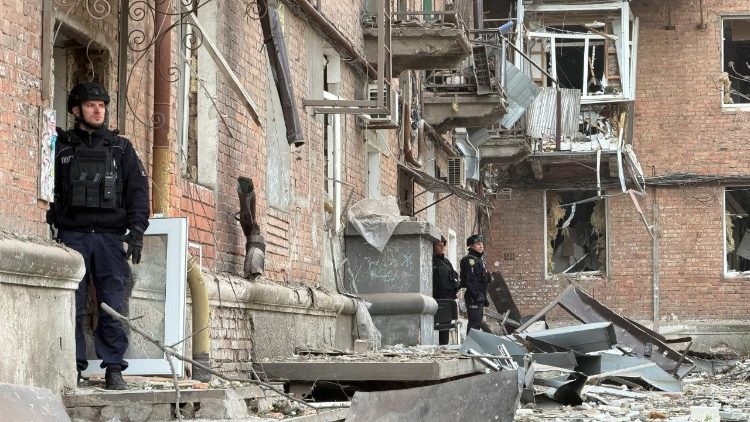 Policiais se abrigam durante um ataque a&eacute;reo em um pr&eacute;dio de apartamentos atingido por um drone e m&iacute;ssil russo, em meio ao ataque da R&uacute;ssia &agrave; Ucr&acirc;nia, em Dnipro, Ucr&acirc;nia, em 25 de abril de 2026. Foto tirada com um celular. REUTERS/Serhii Chalyi